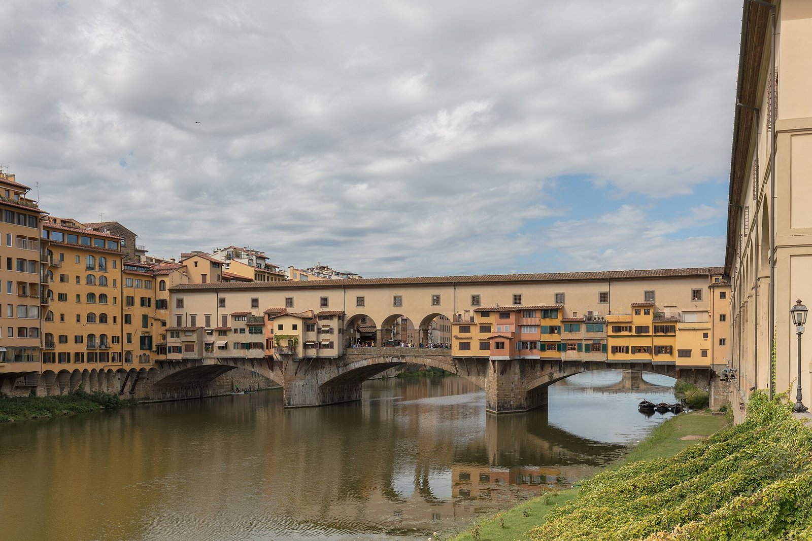 Florença — Ponte Vecchio sobre o Rio Arno ao entardecer